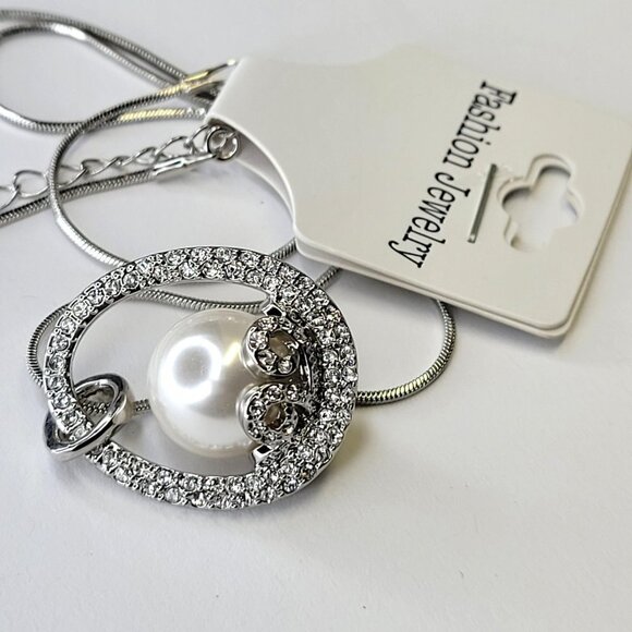 White Pearl Pendant Necklace Faux Pearl - Picture 3 of 7